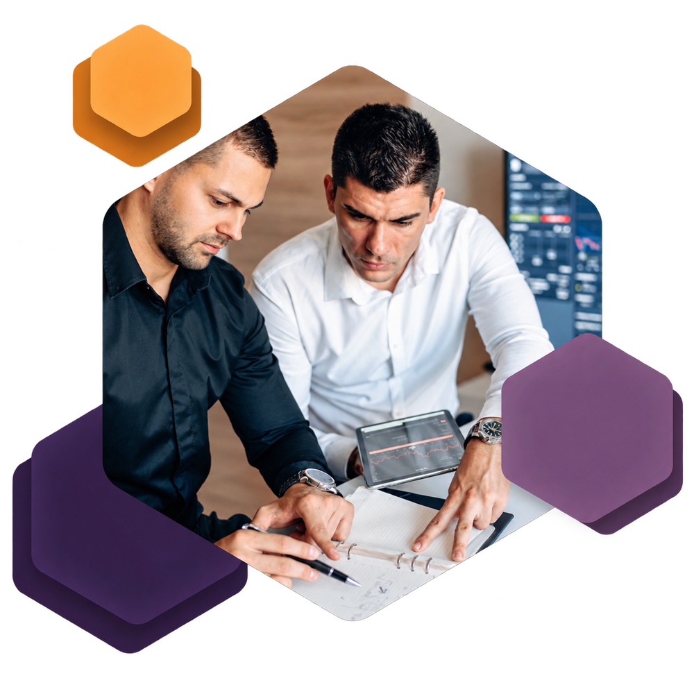 Equipe analisa informações e planeja projetos, com elementos da identidade visual CSC